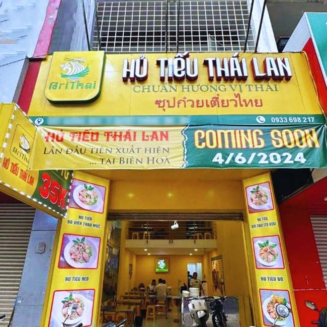 Bảng hiệu hủ tiếu kích thích khách ghé quán
