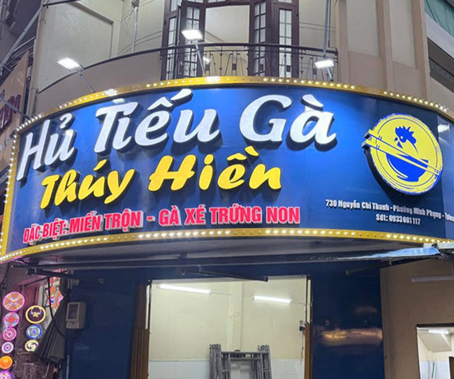 Bảng hiệu hủ tiếu tăng khả năng nhận diện vào buổi tối