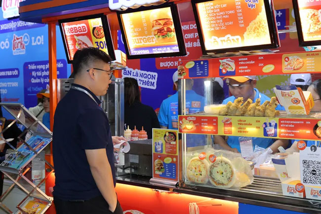 Mặt bàn được bố trí bếp chiên và dụng cụ khoa học
