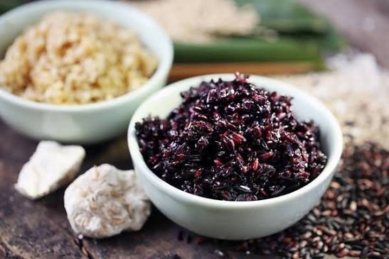 Chuẩn bị nguyên liệu làm rượu gạo lứt