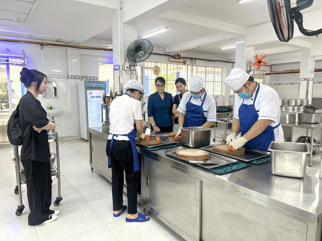 Giảm áp lực nhân sự bếp ăn bán trú