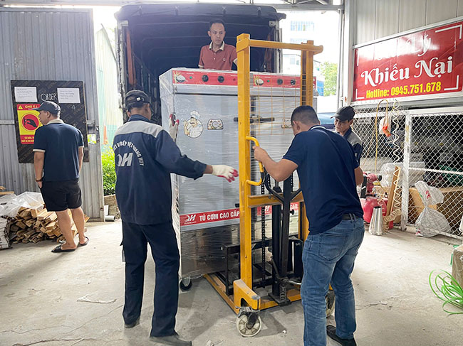 Giao hàng và lắp đặt trọn gói tủ cơm