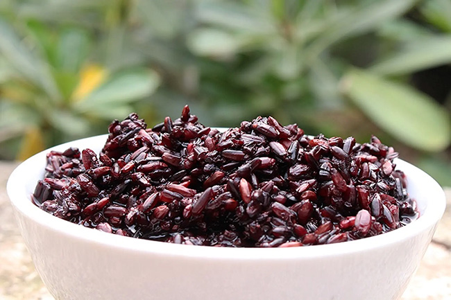Làm nguội cơm gạo lứt trước khi trộn men