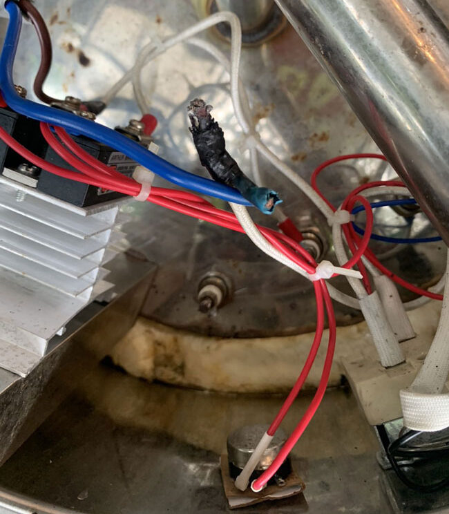Mạch điện bên trong nồi bị hỏng hoặc chập