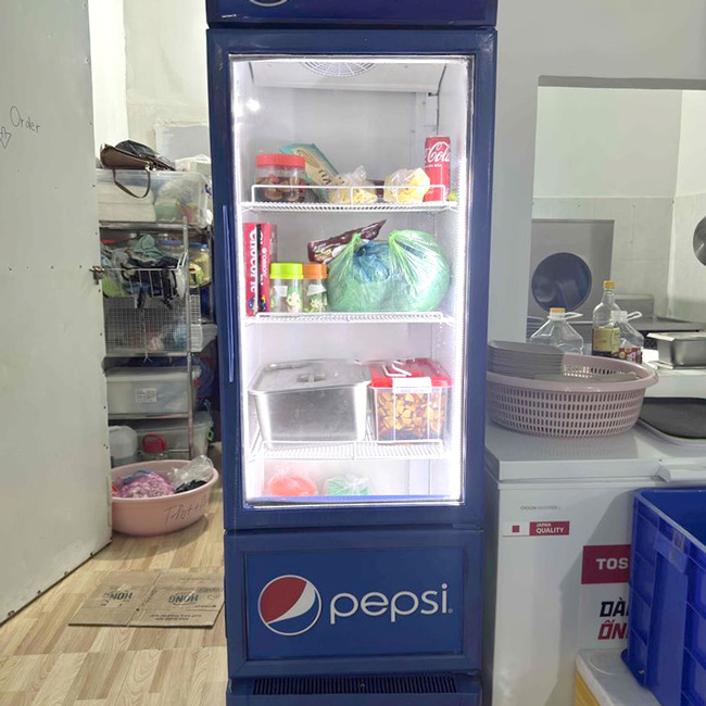Quan Sát Sản Phẩm Dễ Dàng Qua Cửa Kính