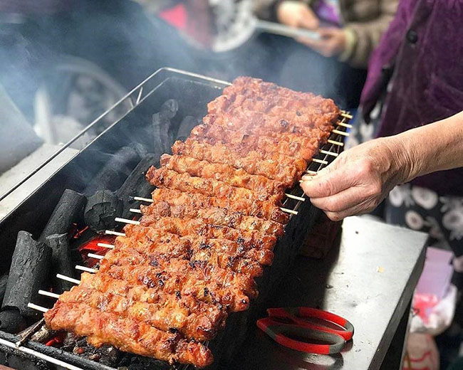 Xe bán thịt xiên nướng